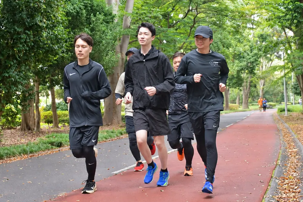 洞峰公園でランニングする社員ランナー