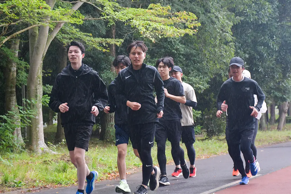 雨の中を走る社員ランナー