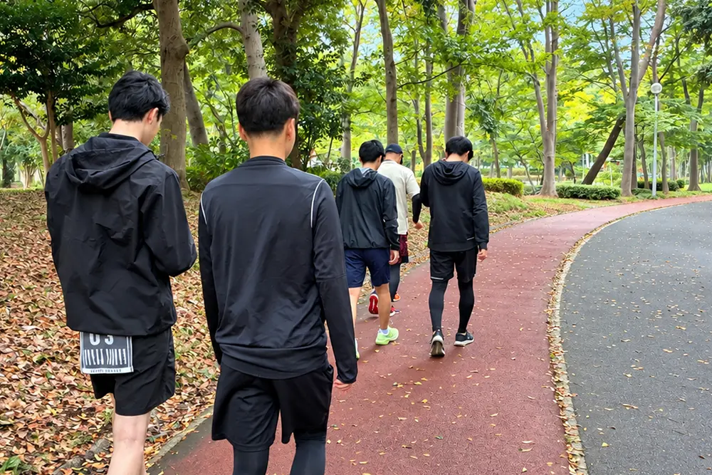 洞峰公園を歩く社員ランナー
