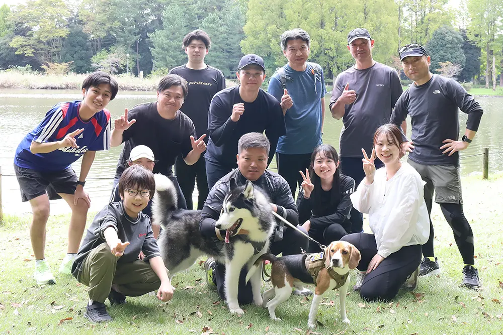 社員ランナーやスタッフ、家族との集合写真
